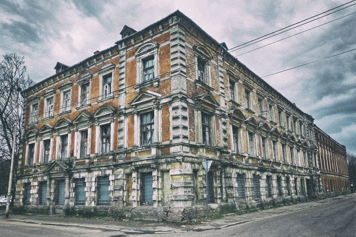 Здание Янтарной мануфактуры ... ожидая чуда.