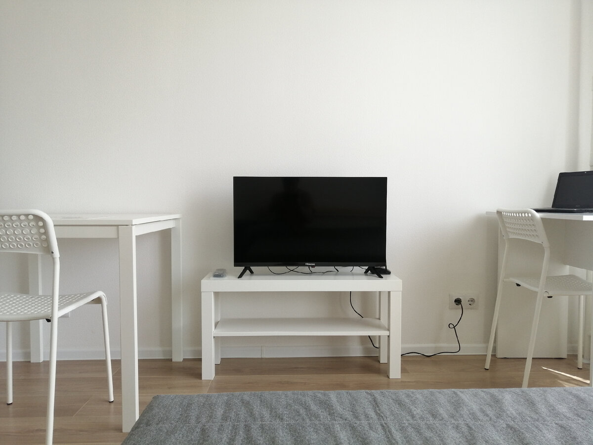 Вариант обустройства с телевизором в моей студии.