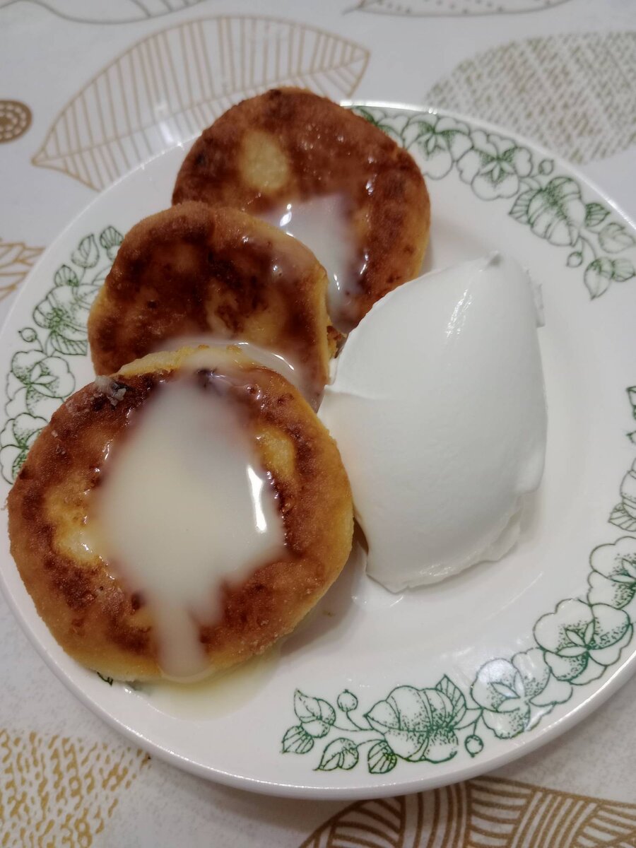 Самый лучший в мире завтрак. Это конечно же сырники. Сырники получаются пышными, нежными и очень вкусными, а готовятся очень просто. Порадуйте своих близких.