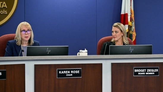 Председатель школьного совета округа Сарасота Карен Роуз представляет необязывающую резолюцию с просьбой об отставке члена школьного совета Бриджит Зиглер, которая также является соучредителем консервативной родительской группы «Мамы за свободу», во время заседания школьного совета в Сарасоте, Флорида, США, декабрь 12 ноября 2023 г. REUTERS/Стив Несиус (REUTERS)