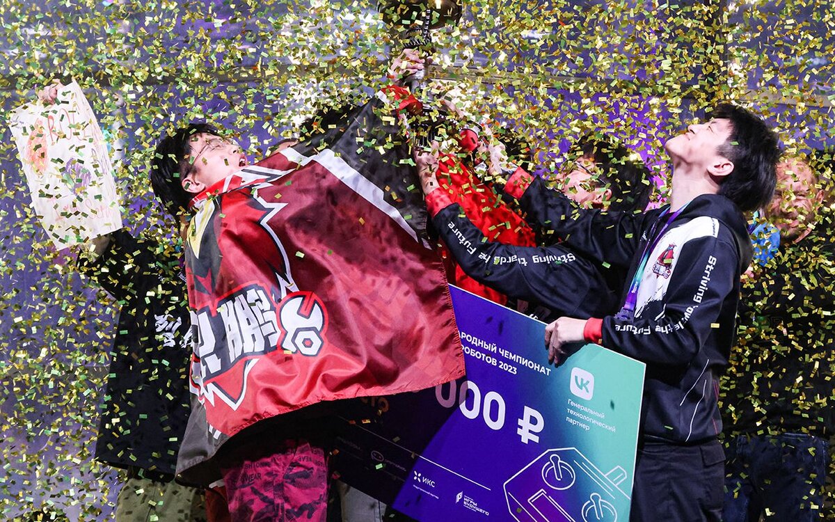    Участники команды Roc (Китай), занявшие первое место ©Владимир Гердо/ТАСС