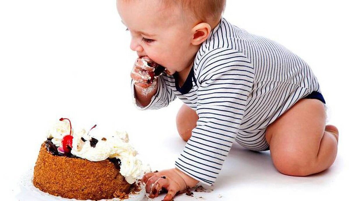 Мужик ест ребенка. Кушать торт. Ребенок ест торт. Дети кушают сладости. Человек ест торт.