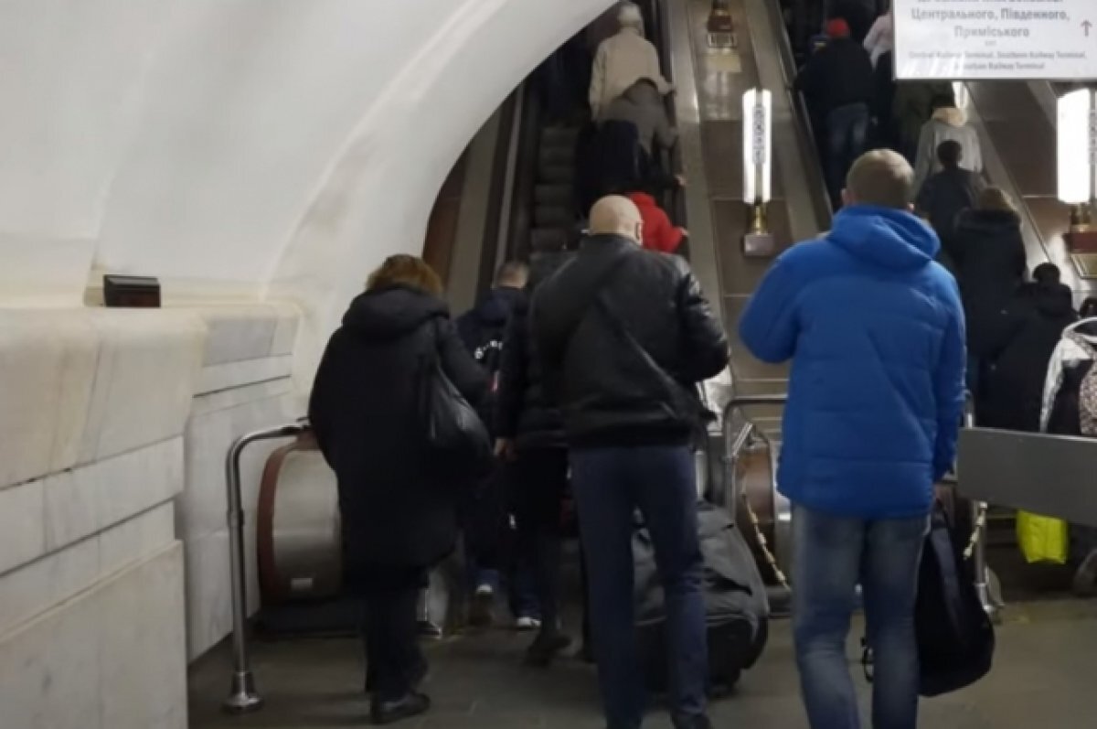В Киеве над подтопленным тоннелем метро просели торговые павильоны ...