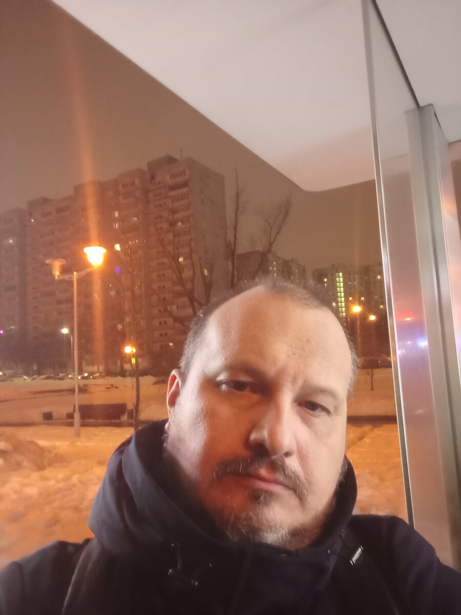 Это специалист по закупкам Петя, он тоже был маленьким, а сегодня возвращается домой в 23.30. Просто со Сбербанка-АСТ в ЕИС не подгружался аукцион. Кто в теме, тот знает...