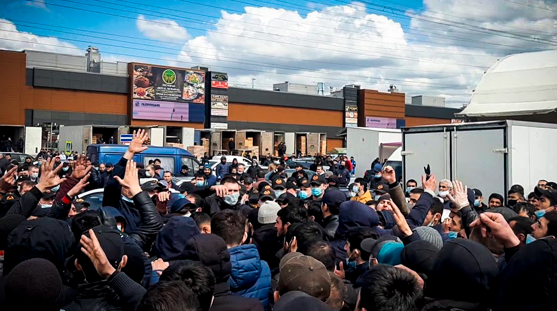 Садовод москва мигранты. Фуд Сити. Митинг мигрантов в Москве. Беспорядки мигрантов в Москве.