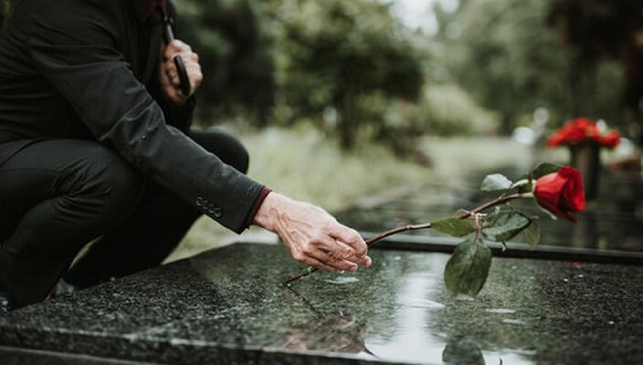 Фото со стока https://stock.adobe.com/ru/search/free?filters%5Bcontent_type%3Aphoto%5D=1&filters%5Bcontent_type%3Aillustration%5D=0&filters%5Bcontent_type%3Azip_vector%5D=0&filters%5Bcontent_type%3Avideo%5D=0&filters%5Bcontent_type%3Atemplate%5D=0&filters%5Bcontent_type%3A3d%5D=0&filters%5Bcontent_type%3Aaudio%5D=0&filters%5Bfree_collection%5D=1&filters%5Bcontent_type%3Aimage%5D=1&filters%5Binclude_stock_enterprise%5D=0&filters%5Bis_editorial%5D=0&k=мужчина+на+кладбище&order=relevance&safe_search=1&search_page=1&get_facets=1&asset_id=325328633