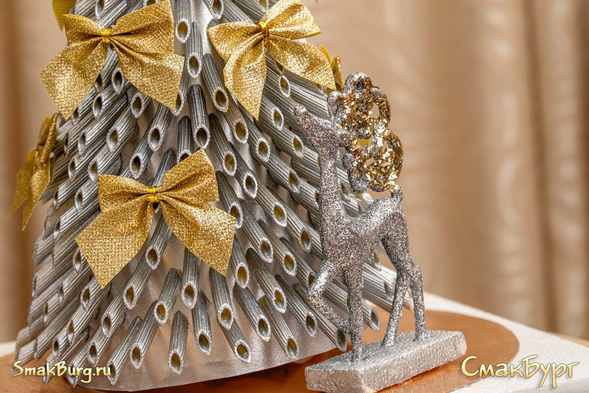 Вот она - наша макаронная красавица!😉 Дальше кадры будут ещё аппетитнее! Мастерите классную елку вместе с нами!