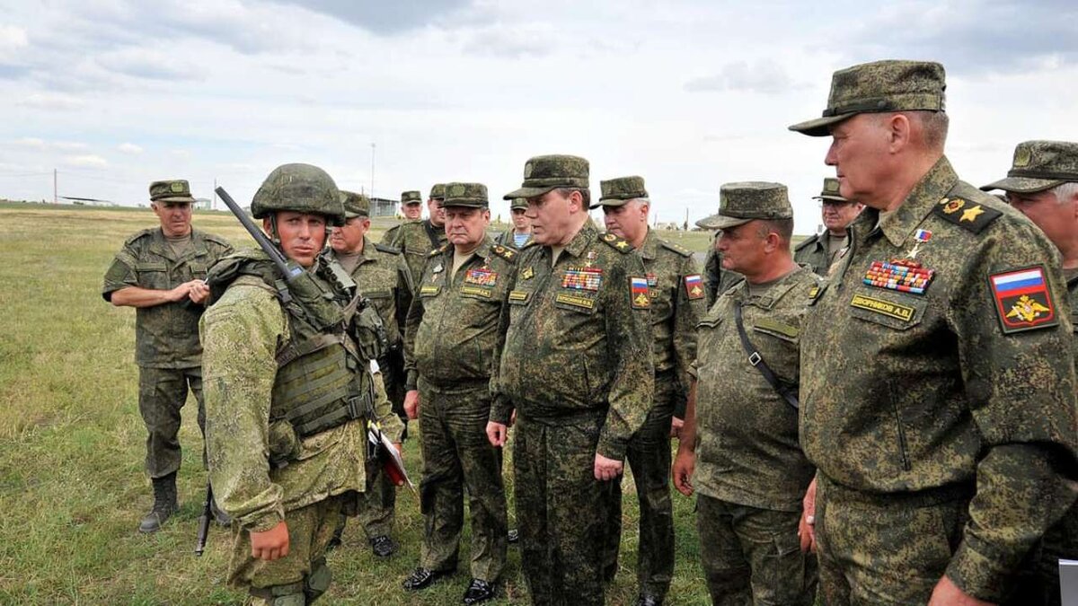   Путин заявил о создании Ленинградского военного округа