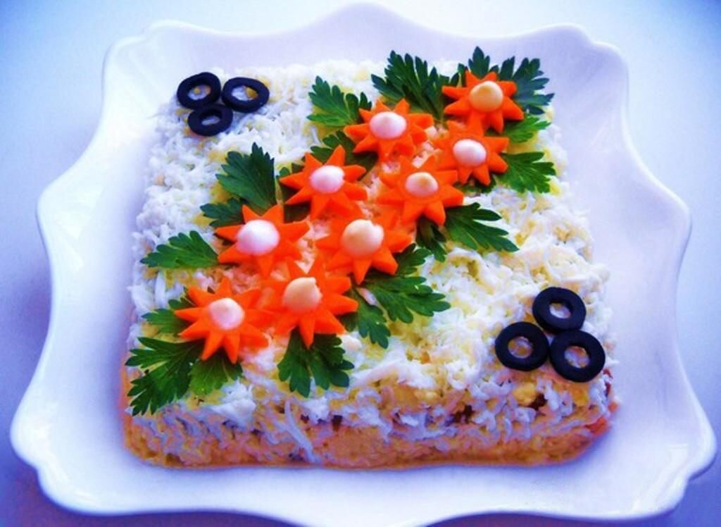 украшение салатов на новый год. украшение новогодних салатов. салат оливье рождественский венок. новогодние салаты. рождественский венок капрезе.