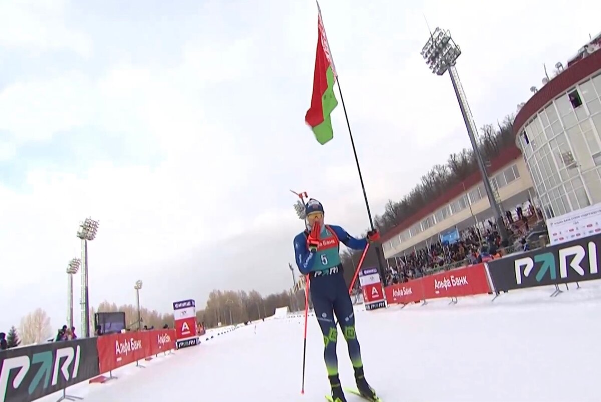 Дмитрий Лазовский на финише масс-старта в Уфе с флагом.