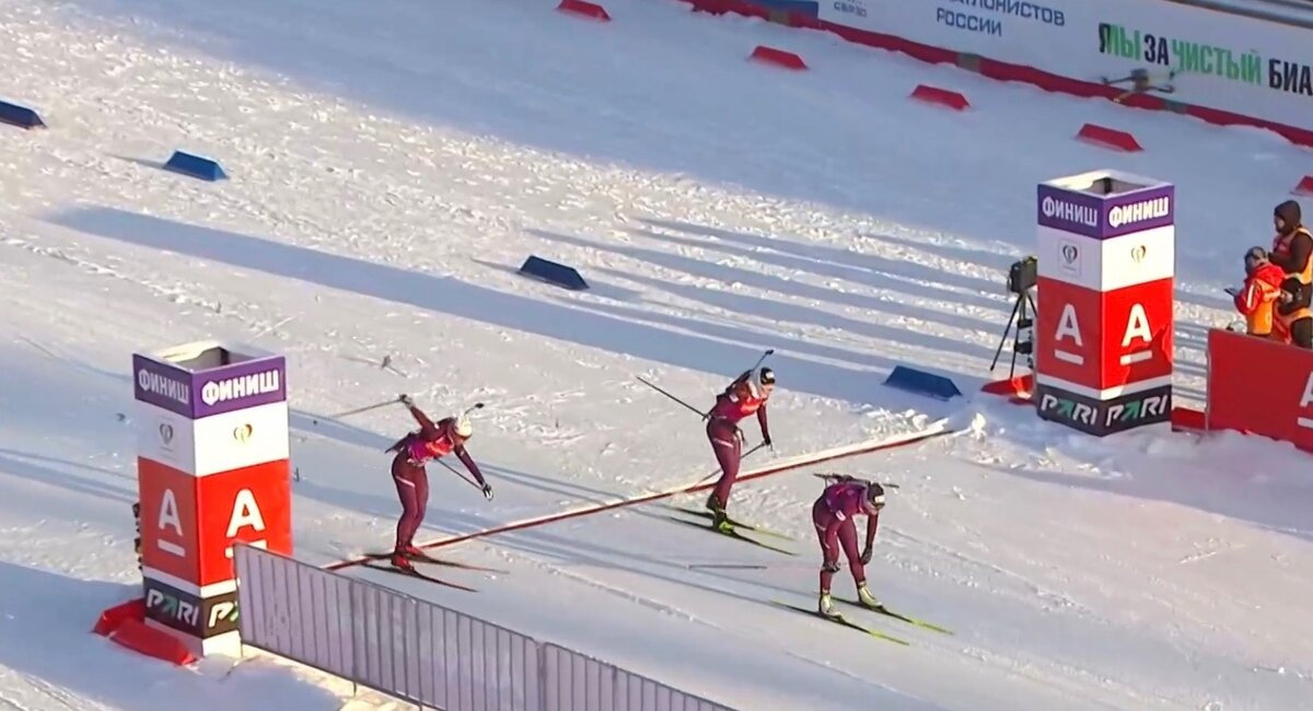 Борьба на финише масс-старта Гербуловой, Батмановой, Довгой.