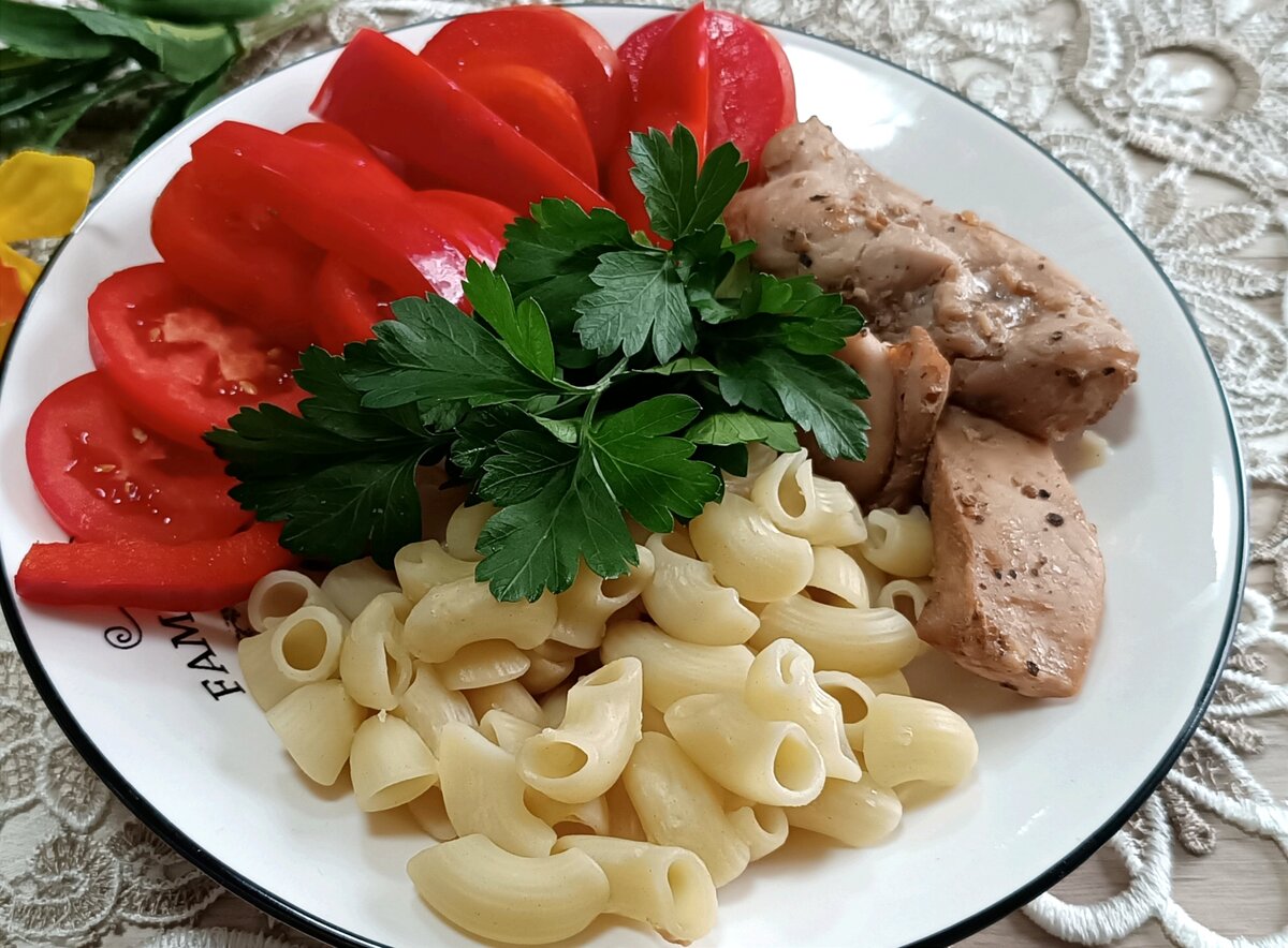 Макароны, грудка, овощи. Фото автора
