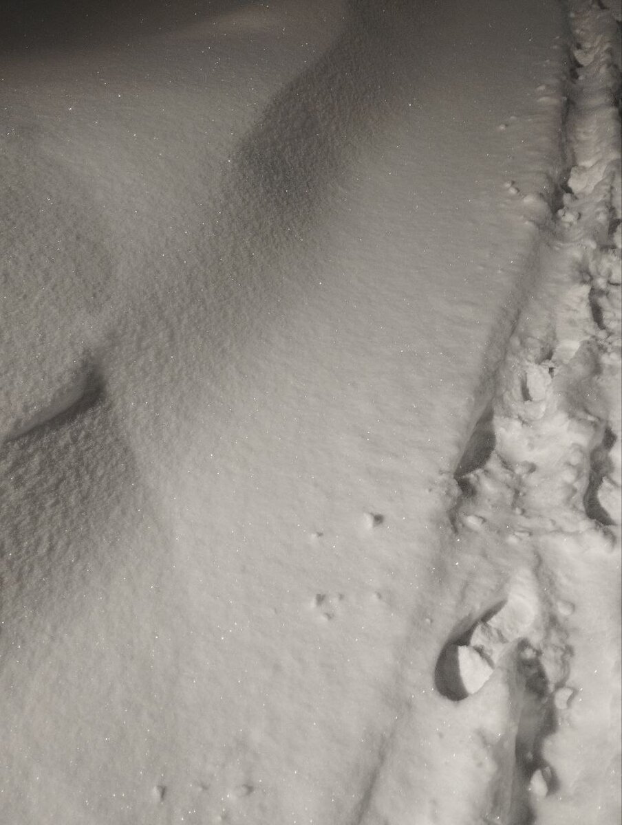 Вот такие сугробы были с утра у подъезда! Местами по колено!