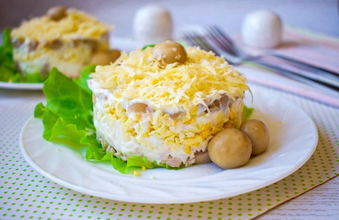 Куриная грудка очень хорошо сочетается с грибами. Поэтому салаты, приготовленные из этих продуктов, - очень вкусные и сытные. Любой твердый сыр, на ваш вкус, натертый на мелкой терке, только дополнит вкусовые качества блюда и украсит внешний вид. Итак, готовим очень вкусный и аппетитный салат с курицей, шампиньонами и сыром. Блюдо можно подать в одном общем салатнике или же порционно, как приготовила его я.