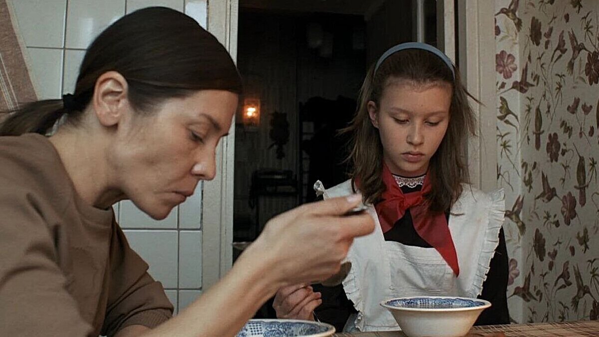 Айгуль и её мать. Кадр из сериала "Слово пацана. Кровь на асфальте" 