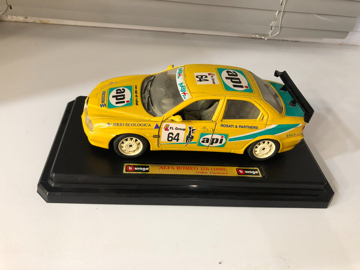 Открывающиеся двери металлический кузов, без следов эксплуатации наклейки к сожанию уже отходить от кузова