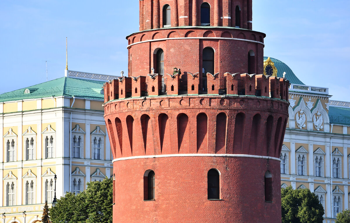 А "БАШНИ КРЕМЛЯ" ПРОСТО ТИХО ПЕРЕГЛЯНУЛИСЬ... ФОТО: © VLADIMIR BARANOV/GLOBALLOOKPRESS.