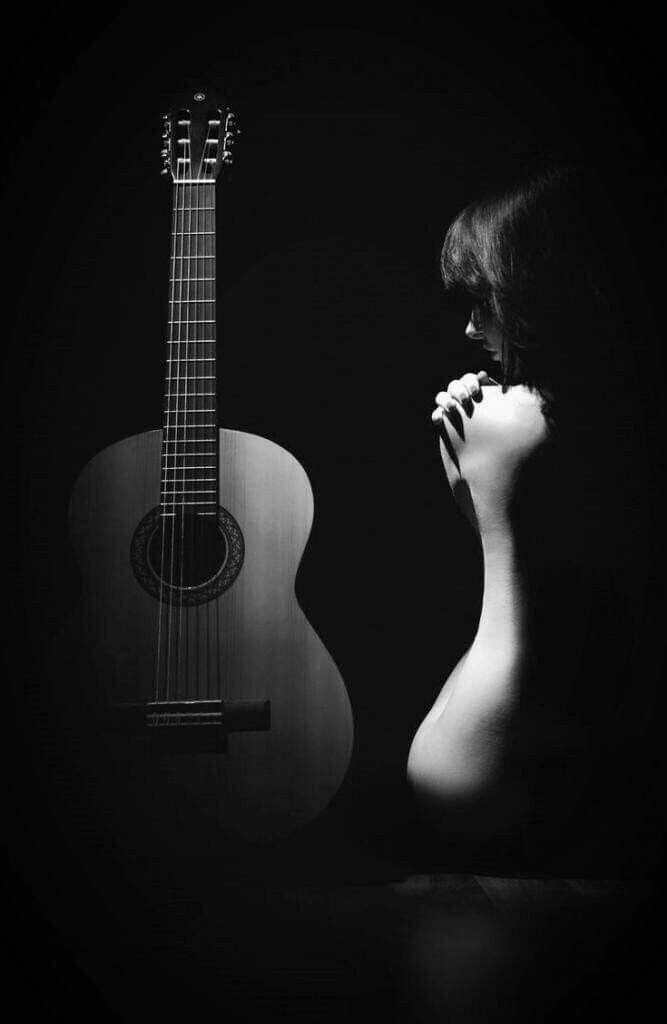  Волны рвутся из застенка, Злится море и недаром, Ты сыграй на мне фламенко, Буду я твоей гитарой.