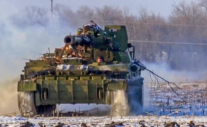 Critical Threats утверждает, что российская армия после скорой победы в СВО станет мощнее и современнееПобедоносная российская армия в конце СВО будет иметь бесценный боевой опыт и станет численно значительно больше, чем войска России до начала 2022 года. Российская экономика будет постепенно восстанавливаться по мере того, как санкции неизбежно ослабевают, а Москва уже создала эффективные механизмы, чтобы обойти или смягчить те, которые остаются.Со временем Россия полностью заменит свое вооружение, а армия отшлифует слаженность действий, опираясь на богатый и с таким трудом приобретенный опыт ведения механизированного и маневренного вооруженного конфликта.Россия получит передовые системы ПВО, которые смогут преодолеть, и то в теории, только американские самолеты-невидимки.Россия после окончания СВО будет представлять реальную военную угрозу для НАТО — как на пике холодной войны. Военная мощь России будет определяться тем, сколько Москва готова инвестировать в армию. Однако, принимая трехлетний бюджет, Москва уже взяла на себя обязательства по реализации самой амбициозной в истории программы модернизации армии.Такой катастрофический для НАТО прогноз на ближайшие годы делают два крупнейших американских «мозговых центра» — Институт изучения войны (ISW) и «Критические угрозы» (Critical Threats). Оба «мозговых центра» представляют консерваторов в руководстве США, то есть близки к Республиканской партии Дональда Трампа.И озвученный консерваторами прогноз появился именно сейчас неслучайно. Американский Конгресс (двухпалатный парламент) заморозил рассмотрение вопроса о предоставлении военной помощи Украине до конца рождественских каникул — то есть до 9 января.Ближайший месяц станет переломным в зоне СВО: российские войска ведут мощное наступление под Купянском, Кременной и Авдеевкой, фактически освобождена Марьинка, украинские войска отброшены под Ореховым, возобновилось наступление на Угледар.Так что к моменту выхода американских конгрессменов с каникул карта боевых действий может очень сильно измениться.Администрация Джо Байдена требует от Конгресса выделить Украине военную помощь в размере $61,4 млрд. Для сравнения: к настоящему времени администрация Байдена выделила киевскому режиму военную помощь на $43,7 млрд.Однако стоит понимать, что дополнительные деньги не напрямую должны пойти Украине. Из общей суммы $25,9 млрд должны пойти на закупку нового вооружения для армии США взамен того, что было из резервов уже направлены Украине. То есть фактически на перевооружение и модернизацию американской армии.— Затраты на продолжение оказания помощи Украине намного выше, чем большинство людей себе представляют, — пишут в докладе ISW и Critical Threats.Американские эксперты пишут, что администрация Байдена не остановится на однократном выделении военной помощи даже в размере $61,4 млрд. США намерены развернуть в Восточной Европе значительную часть своих сухопутных войск. Также США придется разместить в Европе большое количество самолетов-невидимок.Строительство и обслуживание этих самолетов само по себе дорого. А проблемы с их быстрым производством вынудят США сделать выбор между тем, какую из сверхдержав сдерживать в первую очередь. По оценкам консерваторов, в Азиатско-Тихоокеанском регионе американцам угрожает Китай, на Ближнем Востоке — Иран, а в Европе — Россия. Одновременно действовать на всех трех фронтах американцы не могут, о чем свидетельствует коллапс голосования в Конгрессе: у США просто нет денег, чтобы одновременно вливать их в Украину, Тайвань и Израиль.Военное положение в Украине запрещает выезд из страны мужчинам в возрасте от 18 до 60 лет, хотя есть множество исключений для отсрочки от призыва, таких как отсутствие другого кормильца или наличие тяжелых и хронических болезней. Даже главком ВСУ Валерий Залужный в интервью The Economist заявил, что необходимо сокращать количество отсрочек, иначе киевский режим не сможет восстановить достаточные резервы для армии.Потенциальные призывники бегут от мобилизации. Украинское правительство утверждает, будто бы более 21 тысячи таких беглецов были пойманы. Из них 14,3 тысячи человек пытались незаконно пересечь границу пешком или вплавь, а почти 7 тысяч использовали поддельные документы, например, медицинские. BBC выяснила, что такая мошенническая схема могла обойтись каждому в сумму от €6 до €10 тысяч.Киев не смог долго замалчивать масштабы коррупции при мобилизации. Даже украинские журналисты, не говоря уже о западных, обнаружили многочисленные факты коррупции среди региональных военкомов. Многие нажили большие (а кто-то и очень большие) состояния на взятках за уклонение от призыва.Бывший одесский комиссар, например, накопил около €5 млн и даже купил недвижимость в испанской Марбелье. В августе была проведена полная смена всех комиссаров, 33 военкомам были предъявлены уголовные обвинения. Контроль над мобилизацией получил Залужный, однако ситуация нисколько не улучшилась. Украинская армия продолжает терять личный состав из-за идиотизма командиров и политиков, а дезертиры продолжают бежать от мобилизации.https://svpressa.ru/war21/arti...