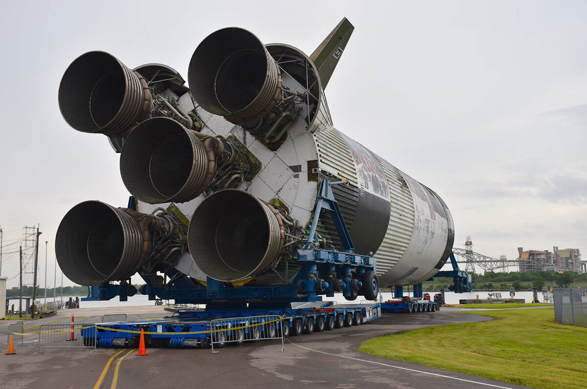 На сколько большая ракета. Сатурн 5. Сатурн ракета-носитель. Saturn 5 Rocket. Ракетоноситель Сатурн 5.