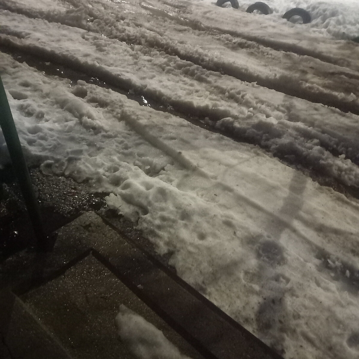 Фото автора канала. Чтобы дочка старшая не опоздала в школу пришлось вызывать такси. Сюда бы машина не проехала бы, поэтому вызывали туда где есть асфальт