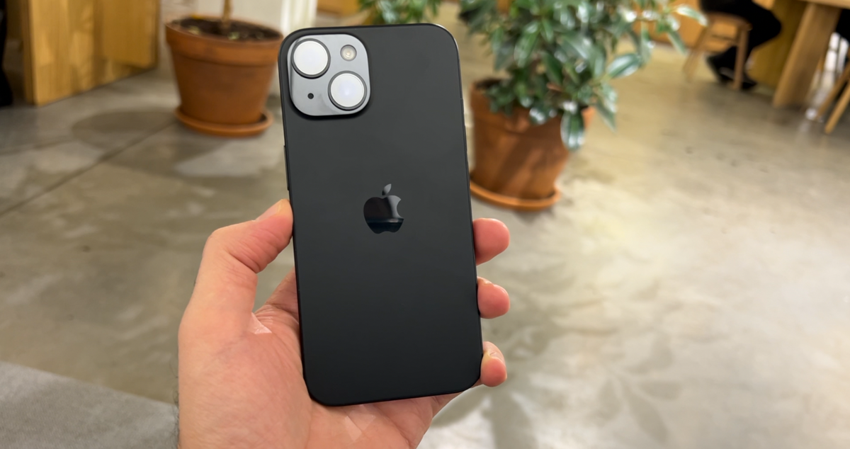iPhone 15 в черном цвете