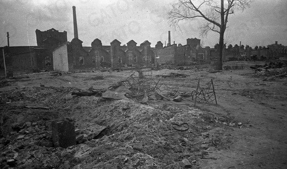 Здания ткацкой фабрики Калининского хлопчатобумажного комбината после освобождения города (Государственный архив Тверской области)