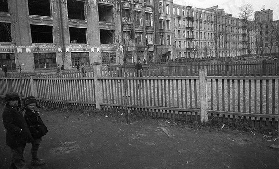 Здание прядильной фабрики Калининского хлопчатобумажного комбината после освобождения города (Государственный архив Тверской области)