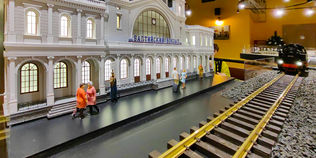 В Петербурге на Васильевском острове открылось интерактивное кафе "Ленинградский экспресс". Напитки по железной дороге доставит паровоз