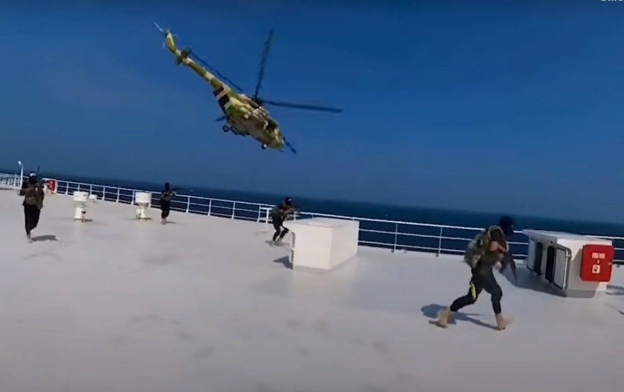 Хуситы во время нападения на судно Galaxy Leader Фото: youtube.com/Evening Standard 