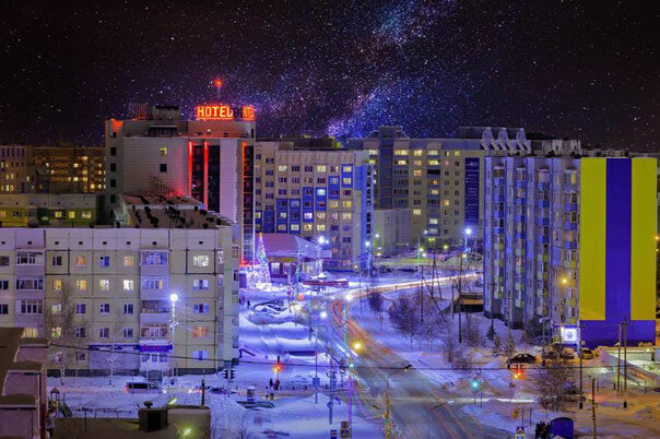 Гостиница - здание с красной надписью. Фото: eto-yugansk-detka.ru