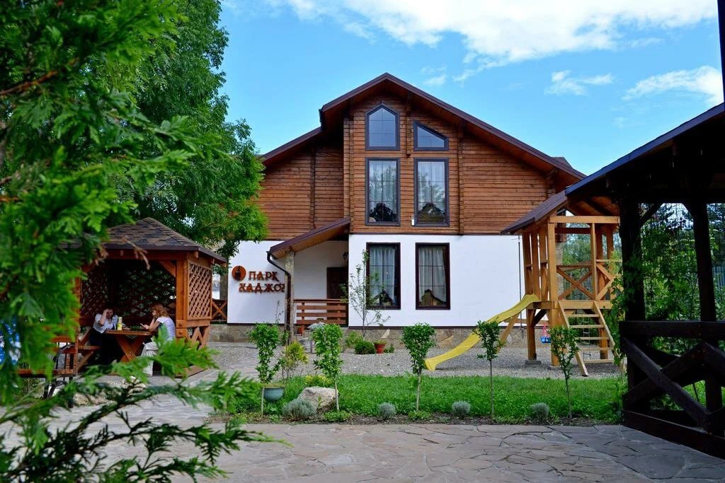 На территории отеля Парк-Хаджох много зелени, чисто и уютно