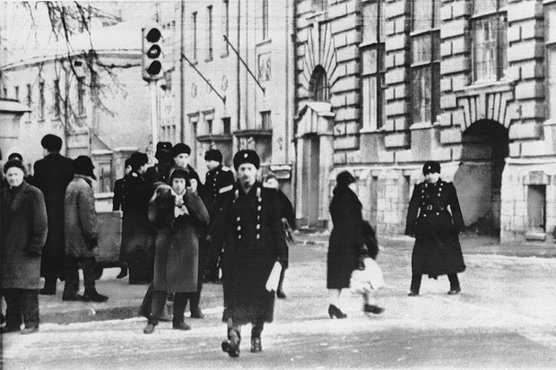    Советские милиционеры охраняют здание посольства Ганы в Москве, 19 декабря 1963 года. Фото: AP