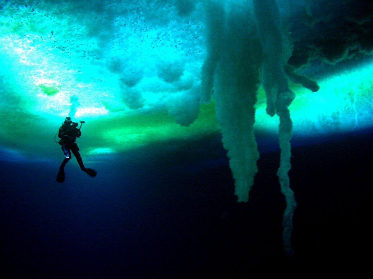 Вода с края света 2011. Брайникл явление. Брайникл палец смерти. Ледяной палец смерти в Антарктиде. Мистические подводные явления.