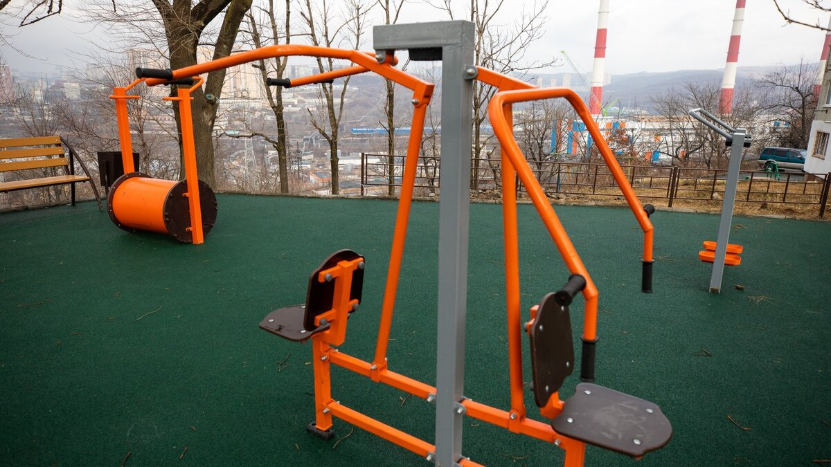     64 ТОСа — территориальных общественных самоуправления — действуют сегодня во Владивостоке. Усилиями неравнодушных граждан, объединившихся в ТОСы, Владивосток — всего лишь за год! — стал намного комфортнее. Там, где это особенно нужно, — в спальных районах.