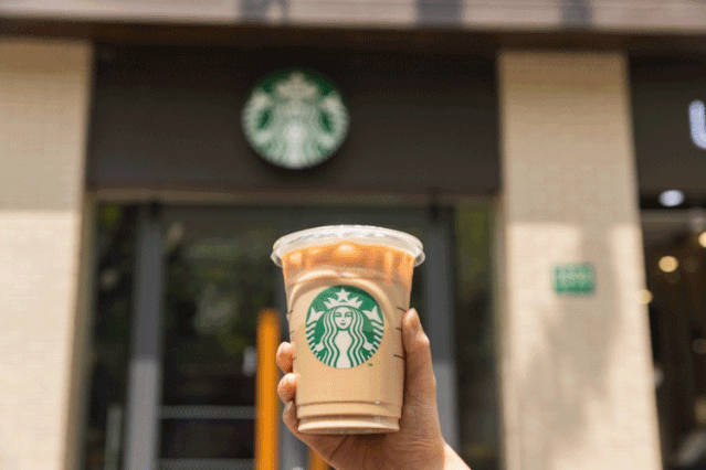 Овсяное молоко Oatly Barista обладает гладкой и бархатистой текстурой, прекрасно пенится и идеально сочетается с сортами кофе светлой и темной обжарки, открывая новые возможности для инноваций в производстве кофейных напитков в Старбакс