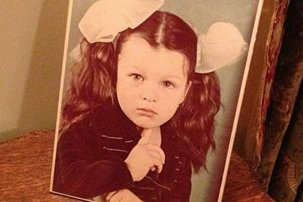 Милла в детстве