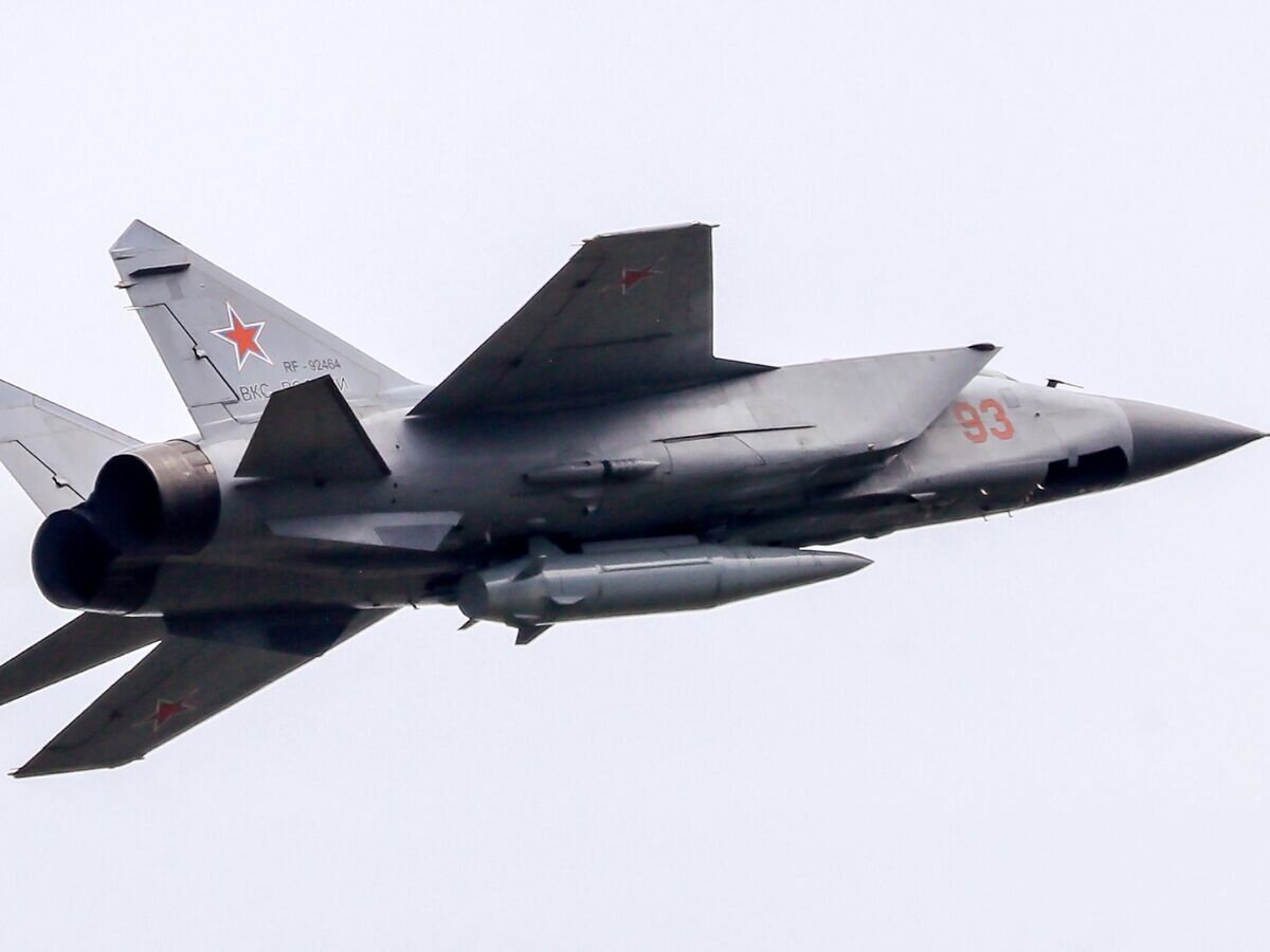    Истребитель-перехватчик МиГ-31К с гиперзвуковой ракетой "Кинжал"© РИА Новости / Антон Денисов