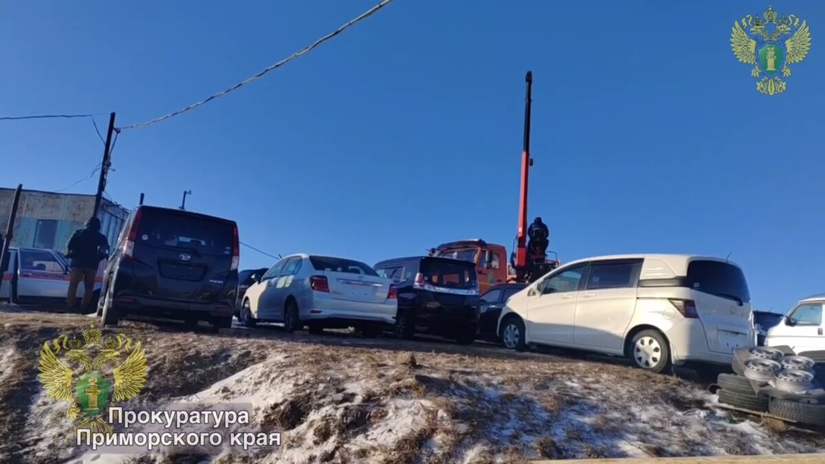     На стоянке «Зеленый угол», которая долгое время была несанкционированной парковкой в историческом Саперном редуте Владивостока, сейчас работают сотрудники полиции и прокуратуры. Происходит массовая эвакуация.