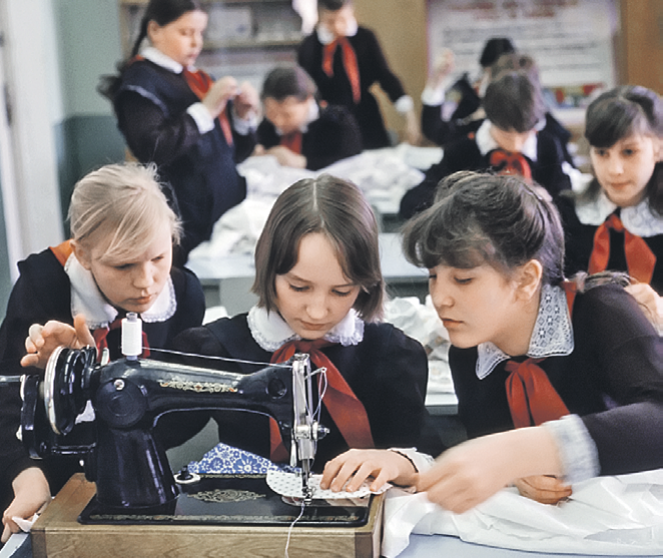 Каждая советская девчонка умела шить,  а мальчишка - гвоздь в стену забить. Фото: Борис КЛИПИНИЦЕР/ТАСС