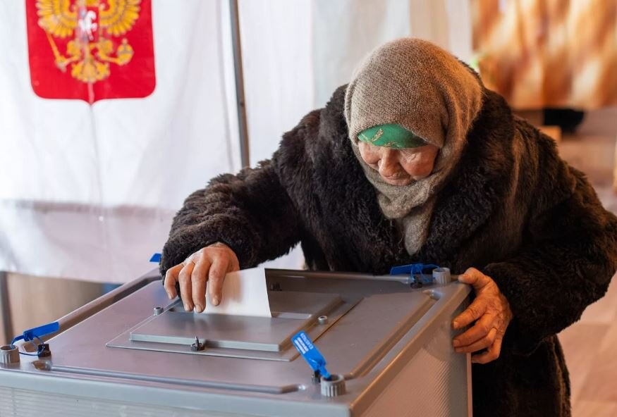 Бабушка голосует на выборах (иллюстрация из открытых источников)