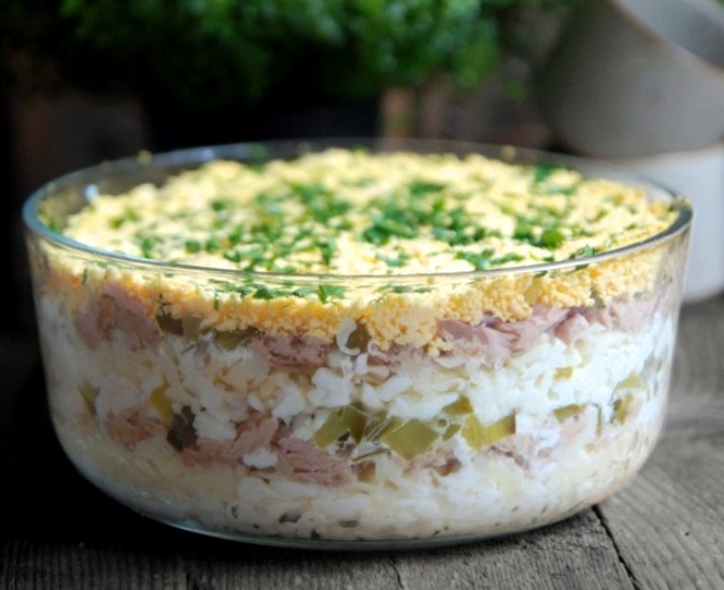 Готовлю меню на Новый год: мой обязательный салат с тунцом, слоеный - идеальное сочетание. Немного, но всегда готовлю - "разлетается"