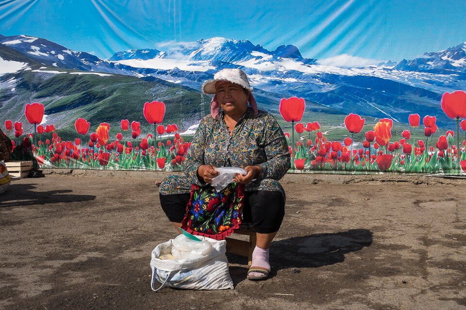 В городе прям тюльпаны и горы, красота и парящая женщина, а вы мне Индия, йога.    в откр. простр. и св. дост