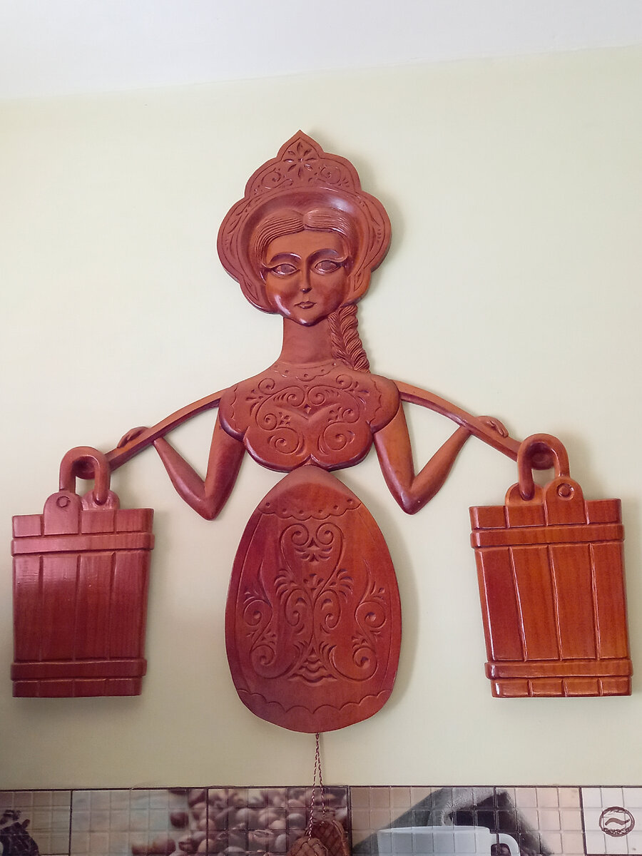 Почти музей резьбы по дереву в квартире. Пенсионер сам режет маски ...