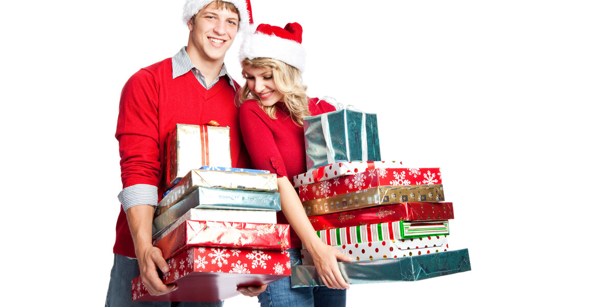 Желаю в новом году найти самое ценное. Чуть не профукали новый год. Женщина вешает гирлянду. Новогодние мемы. Последний шанс мем.