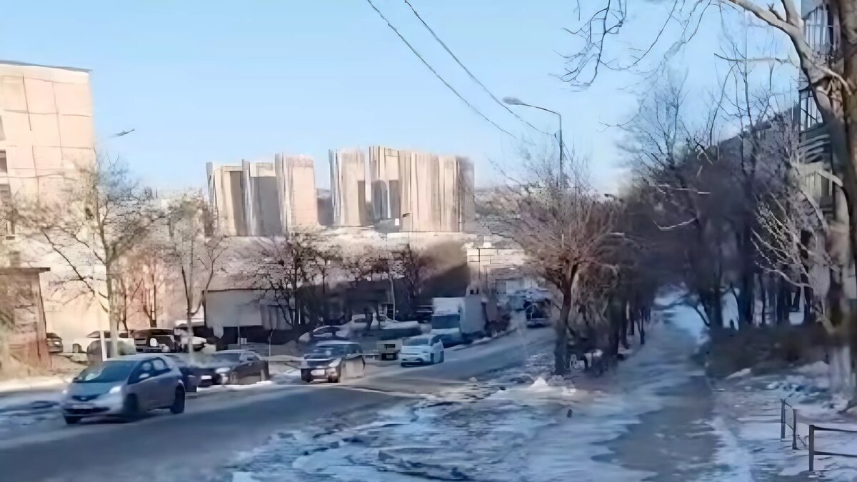     Прорыв водопровода произошел возле дома 25 на улице Сахалинской. Очевидцы сообщают, что вода течет по тротуарам уже несколько часов. Прорыв обещают устранить в течение суток.