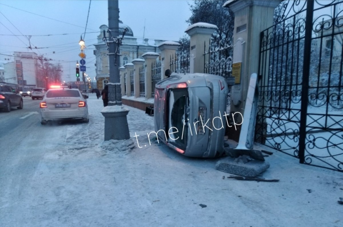    Иномарка врезалась в ограждение художественного музея на Ленина в Иркутске