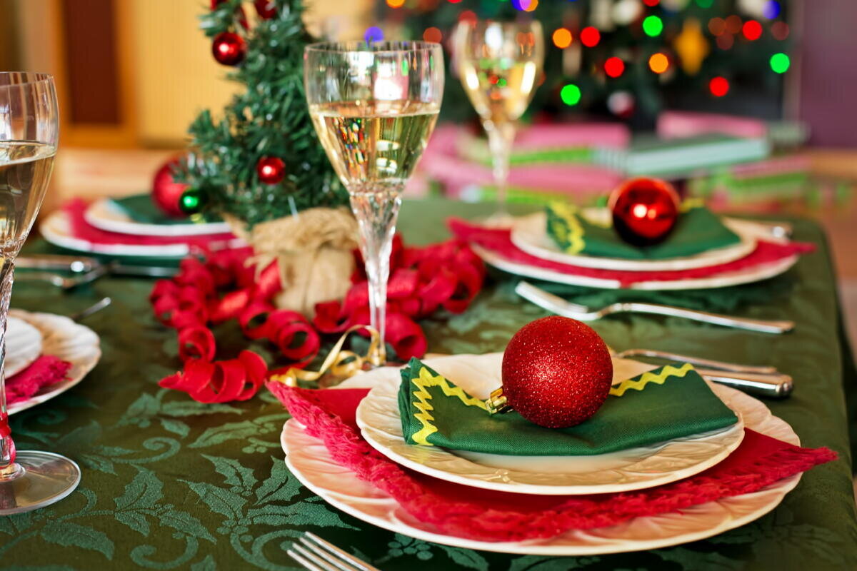 Новый год – это время празднований, радости и веселья. Особенно важно создать праздничную атмосферу на столе, который является центром внимания во время праздничного ужина.