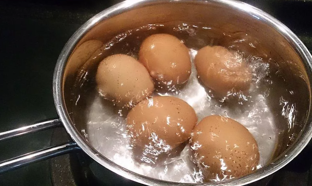 Почему яйцо всплыло в воде: можно ли есть такое