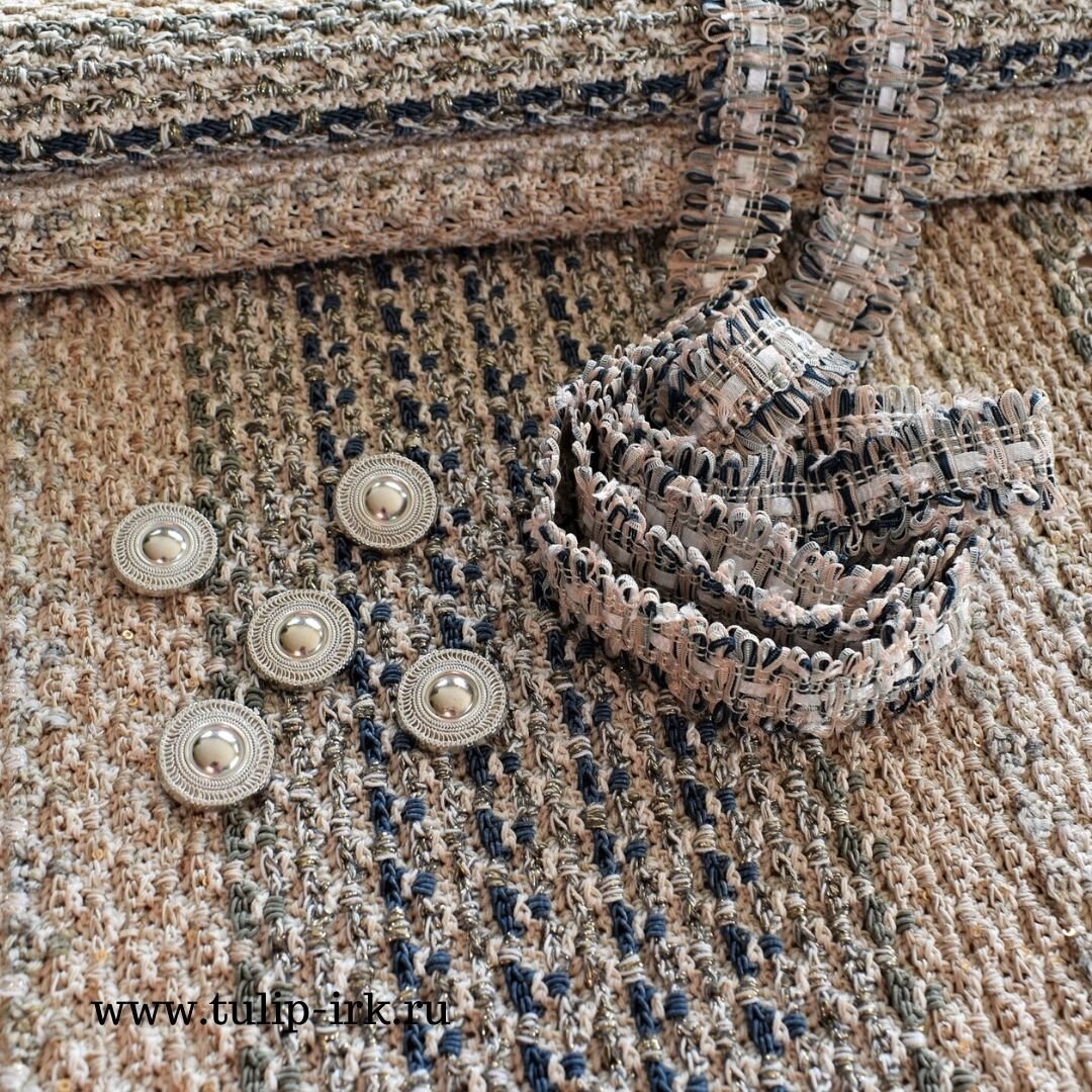 Фото полотна юбки и подобранной тесьмы, пуговиц